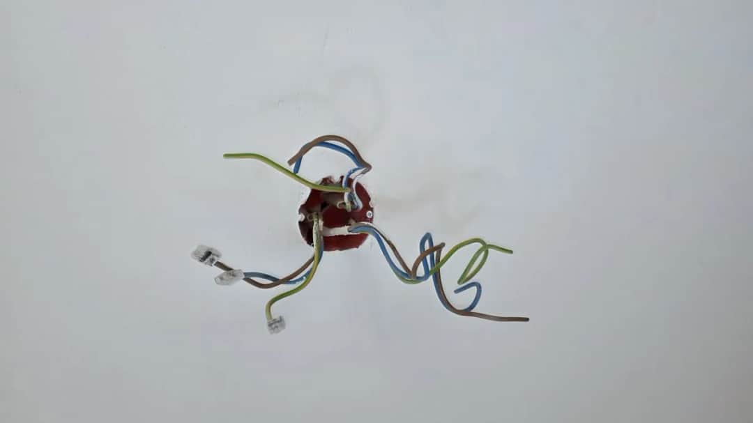 Jak bezpiecznie podłączyć oświetlenie z gniazdka – uniknij błędów i zagrożeń