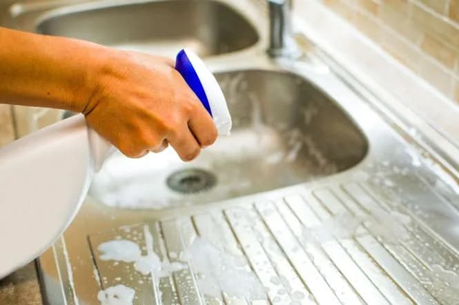 Jak skutecznie wyczyścić metalowy zlew bez ryzyka uszkodzeń – sprawdzone metody