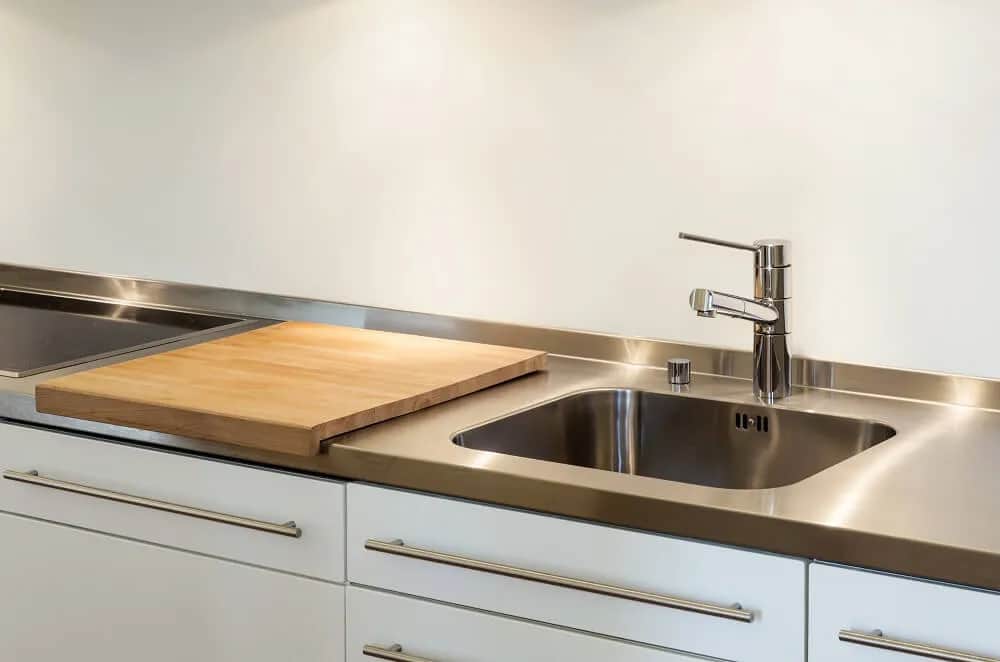 Jaki zlew do szafki 60 cm wybrać? Poradnik, który ułatwi Ci decyzję!