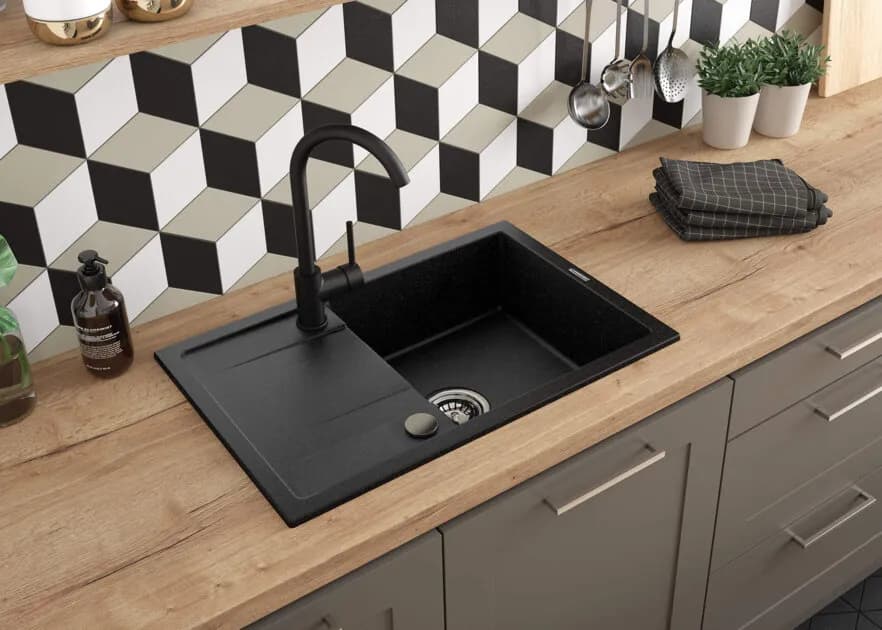 Jaki zlew do kuchni wybrać: granitowy czy ceramiczny? Porównanie zalet i wad