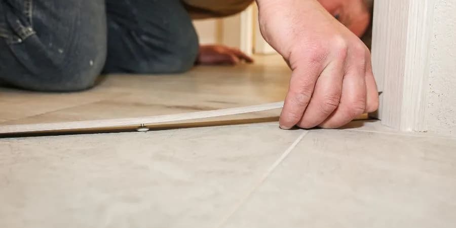 Jak połączyć panele z płytkami bez listwy – prosty sposób na estetyczne połączenie podłóg